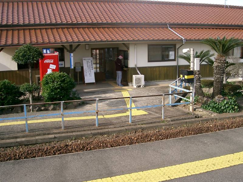 波子駅の駅舎