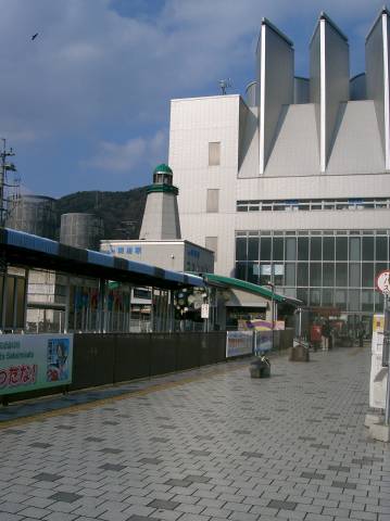 境港駅前から境港駅を見る