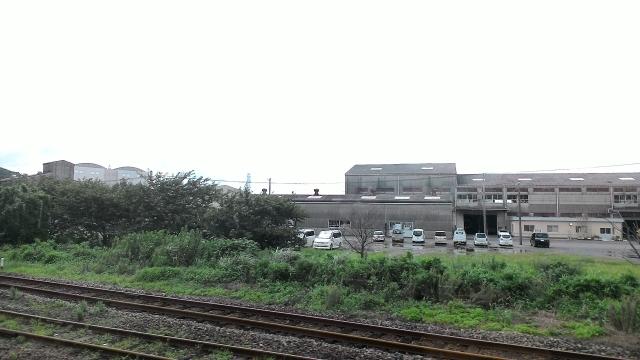 火力発電所の一帯を車窓から