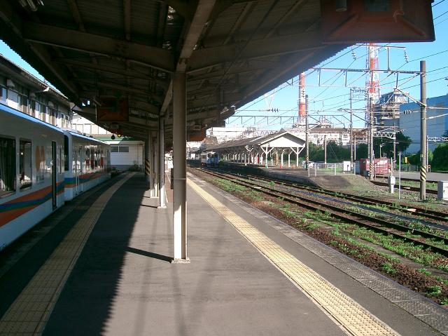 右に見えるのがJR八代駅