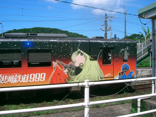 おれんじ鉄道と銀河鉄道999のコラボ車両とすれ違い