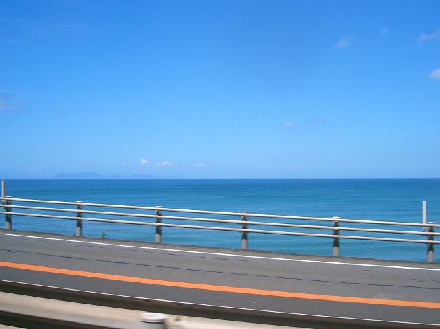 鹿児島県側に入って、車窓から天草灘を見る