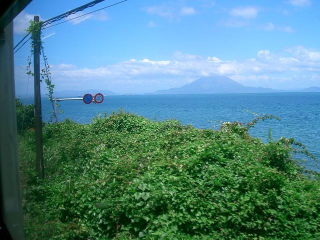 指宿枕崎線の平川の先で見た鹿児島湾と桜島