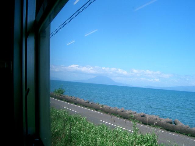 指宿枕崎線の喜入の先で見た鹿児島湾と桜島