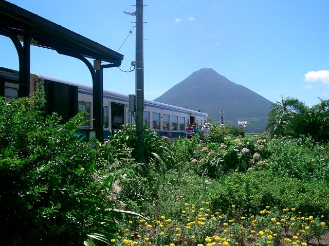 西大山駅ホームの前の広場に降りて開聞岳を撮影