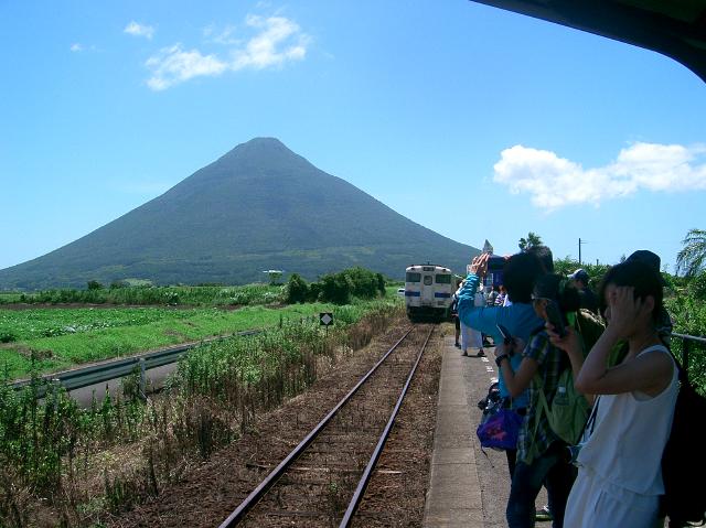 列車を見送る観光客