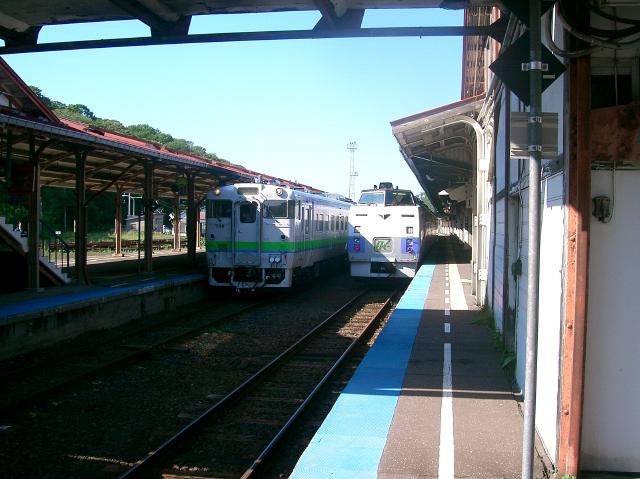 左の普通列車で網走駅に到着、右は特急オホーツク4号札幌行き