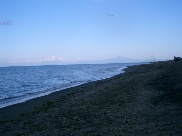 砂浜に降りて見たオホーツク海。釣竿が沢山並んでいた