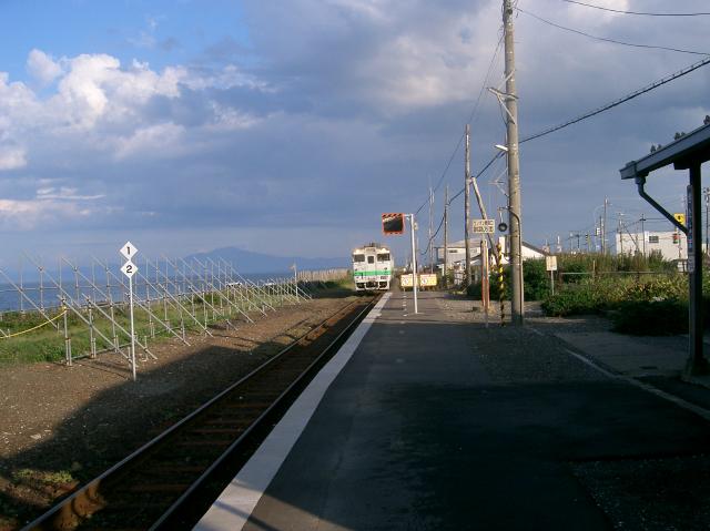 到着する列車の近景