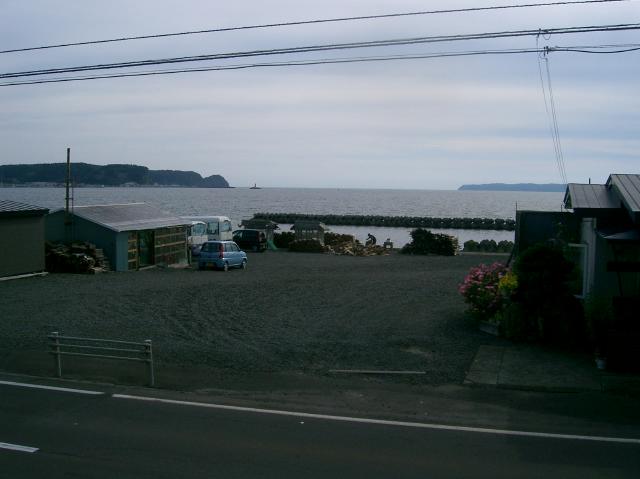 厚岸駅から海を見る
