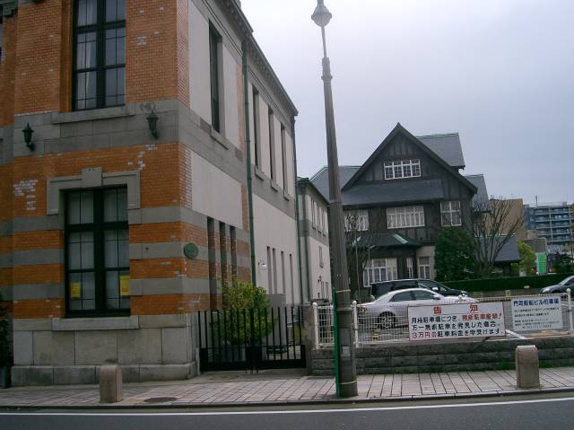 旧門司三井倶楽部は旧大阪商船ビルと背中合わせにある
