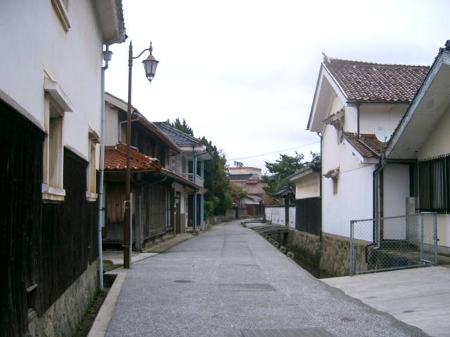 交流館のある通りの一本先の通りに出たところ