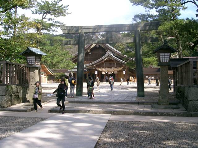 「四の鳥居(銅鳥居)」、拝殿が正面に見える