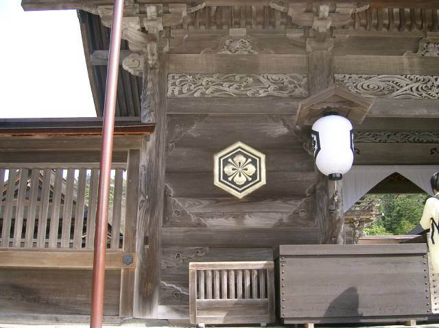 出雲大社の神紋、二重の亀甲紋の中に剣花菱