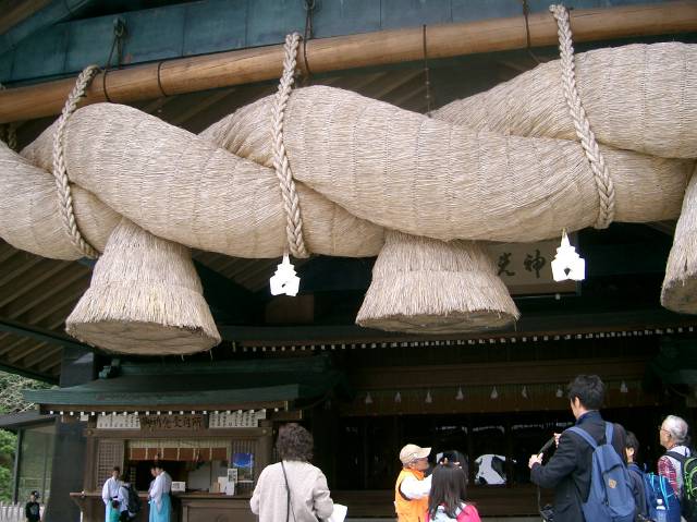 神楽殿日本最大級の大注連縄