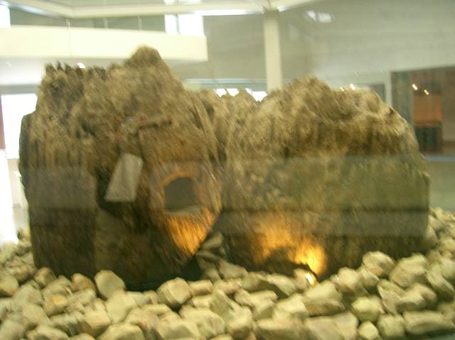 2000年に発見された本殿の巨大柱(宇豆柱)の実物
