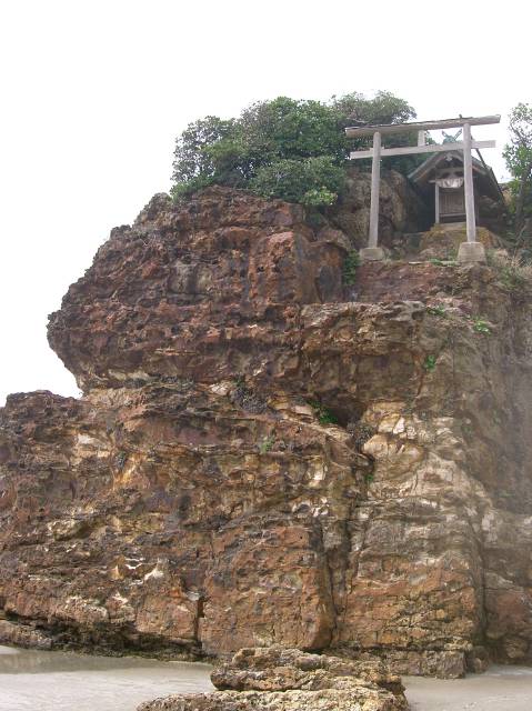 大国主大神と武甕槌神が国譲りの交渉をしたという屏風岩
