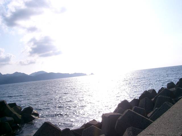 あと一時間で夕日が沈むであろう十六島湾の湾口を撮影