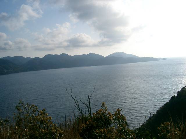 てっぺんから十六島湾の湾口を見る