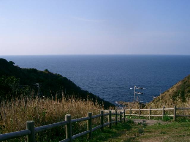 風車公園に登る道は木の丸太を横にした急な階段、十六島湾を見る