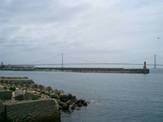 近くに明石海峡大橋が見える