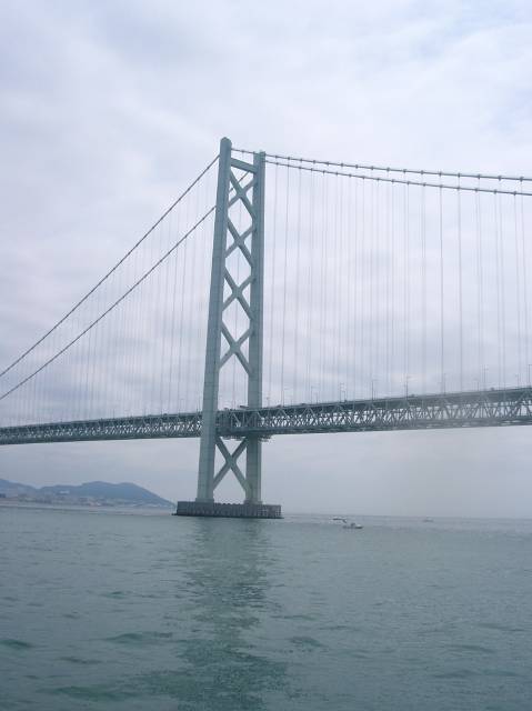 眼前に明石海峡大橋の橋脚