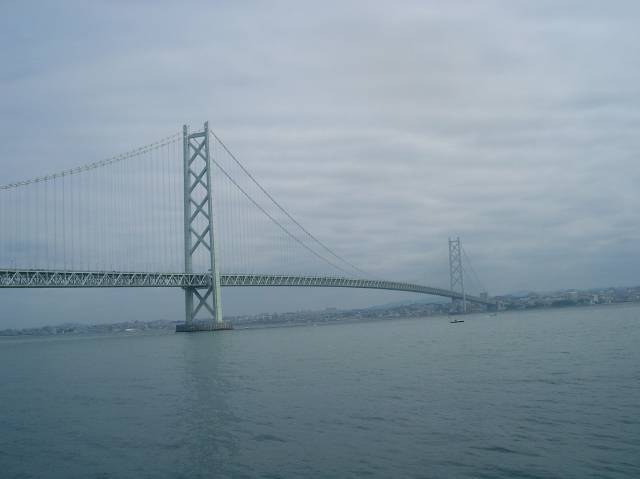 岩屋港から明石海峡大橋を見る