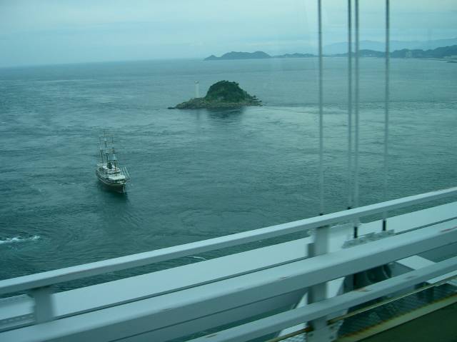 うず潮と観潮船