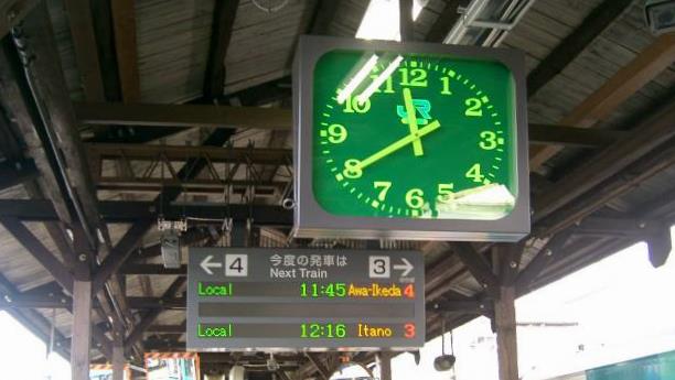 乗るのは11時45分発、阿波池田行き