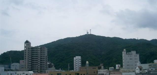 徳島駅を発車して、「眉山」を車上から見た