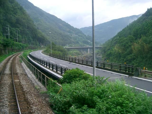 阿波川口近くの線路沿い