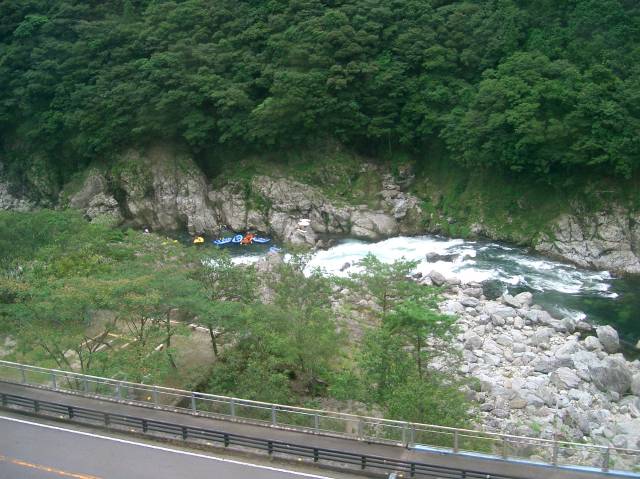 阿波川口駅と小歩危駅の間の渓流を見る、渓流下りのボートが見えた