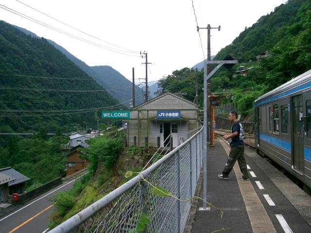小歩危駅と駅舎までの急な階段、駅は断崖を無理矢理削って作られたとのこと