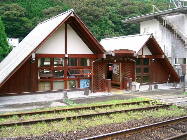 大杉駅、ユニークな形で綺麗な駅舎