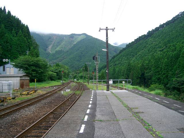 繁藤駅ホームからやってきた方向を見る