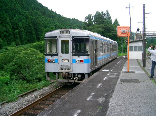 繁藤駅に停車中の列車、やはり撮影している乗客も居た