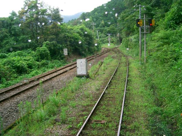 新改駅に入線
