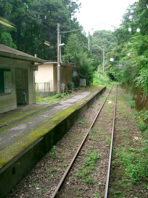 ホームの先は車止めがあるはずだが見えず