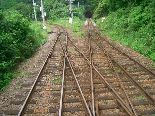 新改駅のスイッチバックの線路