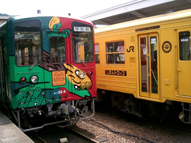 海洋堂ホビートレインと隣にいた「しまんトロッコ」列車