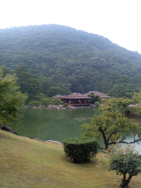 後ろの紫雲山、手前に南湖、すばらしい風景