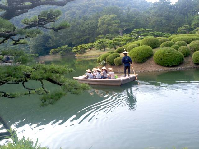 南湖を回遊する和船