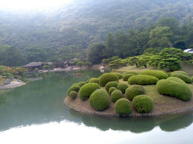 偃月橋の上から見た南湖を望む風景全体