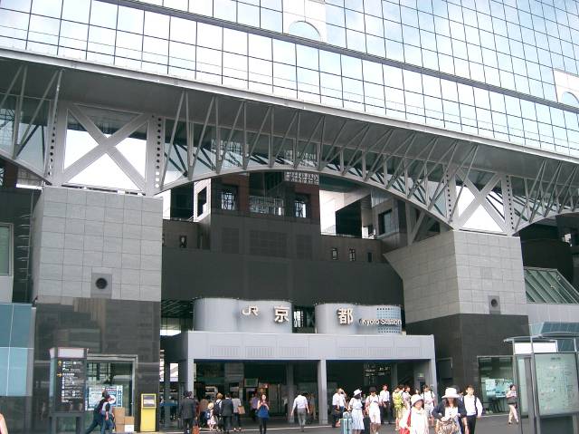 京都駅中央口を正面から
