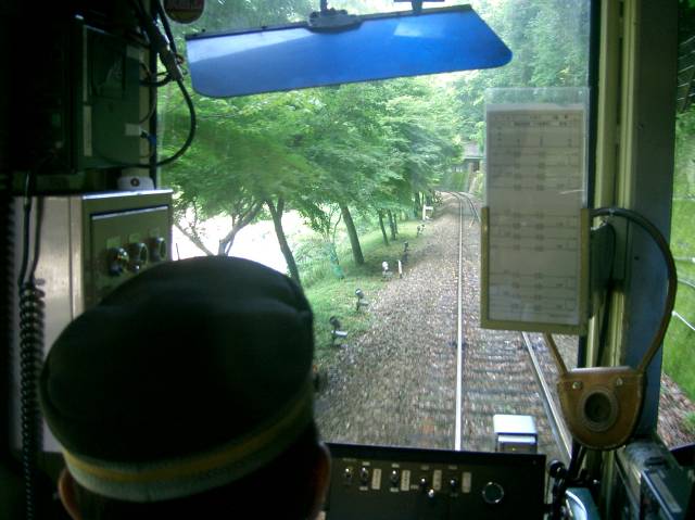 出発進行、一号車の運転席の真後ろから前方を楽しむ