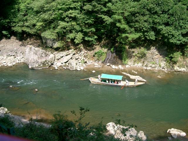 保津峡を下る観光船