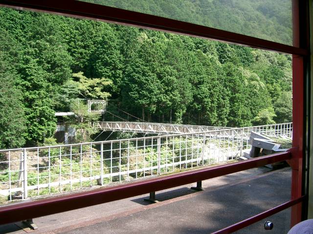 保津峡駅、対岸に渡る吊り橋