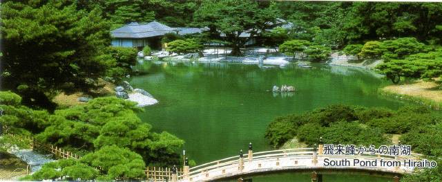 偃月橋と南湖を俯瞰する風景