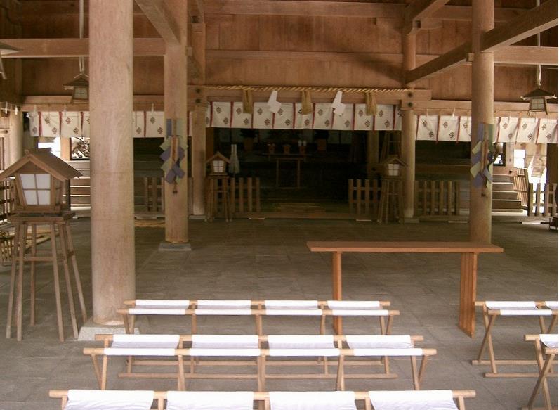 正面から見た美保神社