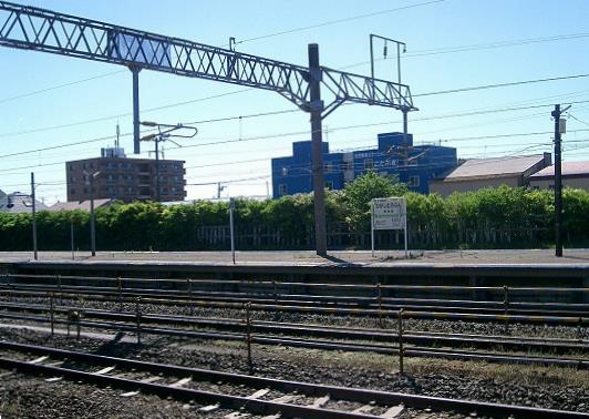 東室蘭駅ホームで特急を待つ
